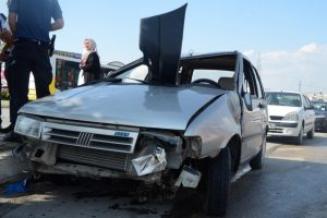 Bursa'da kontrolden çıkan otomobil takla attı