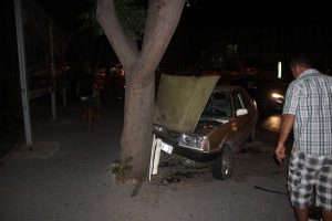 Kontrolden çıkan otomobil önce ağaca sonra yayaya çarptı: 3 yaralı
