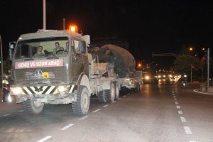 Kilis'ten İdlib sınırına obüs ile tank sevkıyatı