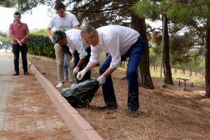 Bursa Karacebey'de gençler çevre temizliği yaptı