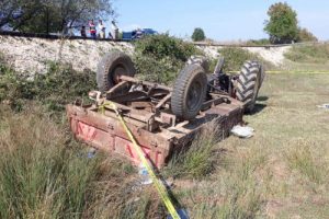 Bursa'da can alan kaza! Devrilen traktörün altında kalan baba öldü, oğlu yaralı