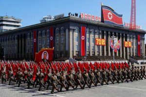 Kuzey Kore'den 70'inci yıldönümü için dev tören