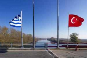 Yunanistan'ın gözaltına aldığı iki Türk askeri iade edildi
