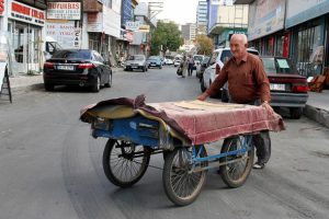 'Horoz Halil Emmi' 23 yıldır el arabasıyla eşya taşıyor