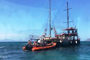Karaya oturan teknedeki turistler tahliye edildi