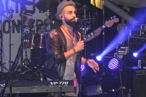 Gökhan Türkmen'den açıkhava sahnesinde konser
