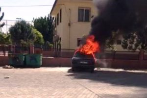 Şanlıurfa'da çocuklar 2 otomobili ateşe verdi