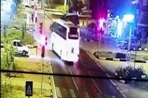 Kırmızı ışıkta bekleyen kamyona çarptı: 6 yaralı