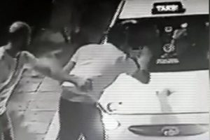 Taksici camını kıran kişiye böyle saldırdı