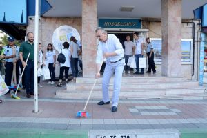 Bursa'da Belediye Başkanı Özkan sokakları temizledi