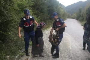 Jandarma yaşlı kadına yardım eli uzattı