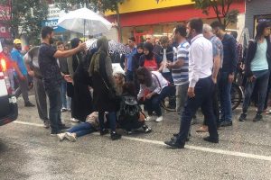 Bursa'da yaralanan genç kızı, yağmurdan korudular
