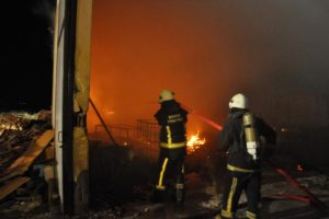 Bursa'da palet fabrikasındaki yangın söndürüldü