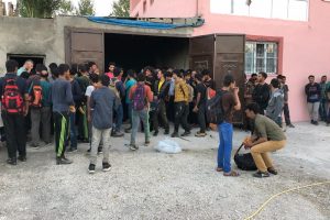 Garajın içinden 244 kaçak göçmen çıktı