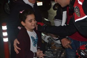 Bursa'da Suriyeli kızın göz yaşları polisleri duygulandırdı