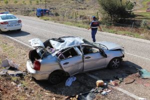 Kayalıklara çarpıp 100 metre sürüklenen araç sürücü hayatını kaybetti