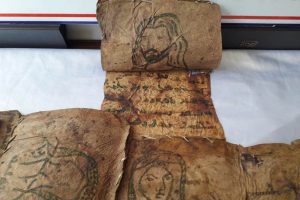 El yazması 17 parça tarihi deri İncil ele geçirildi