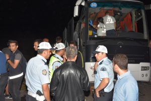 İçerisinde 17 polisin olduğu mültecileri taşıyan otobüs devrildi