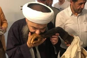 C&uuml;bbeli Ahmet, şeyhin protez kolunu &ouml;pt&uuml;