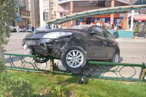 Bursa'da kontrolden &ccedil;ıkan ara&ccedil; bariyere &ccedil;arptı