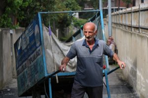 G&ouml;rme engelli eşine bakan kağıt toplayıcısına yardım eli