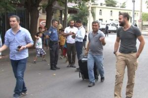 Kaldırımdaki bavul polisi alarma ge&ccedil;irdi