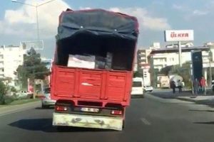 Yan giden kamyon korku dolu anlar yaşattı