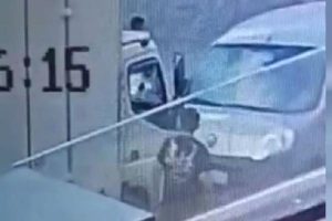Kamyonetin i&ccedil;inde uyuduğunu g&ouml;r&uuml;p bunu yaptı!