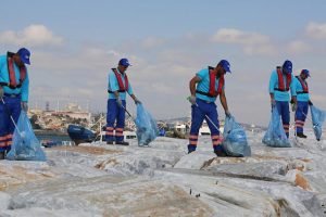 İstanbul'un kıyılarından 12 bin metreküp çöp toplandı