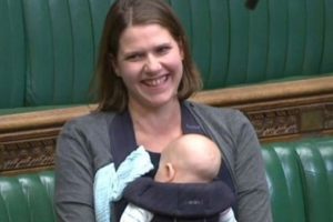 İngiltere'de ilk! Milletvekili parlamento oturumuna bebeğiyle katıldı