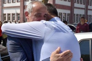 Kaymakam g&ouml;zyaşlarına boğuldu