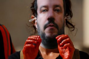 Salvini'den, Afrikalı g&ouml;&ccedil;menler i&ccedil;in 'yeni k&ouml;leler' benzetmesi
