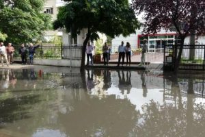 Hastane girişi kapandı vatandaşlar duvara &ccedil;ıkarak karşıya ge&ccedil;ti