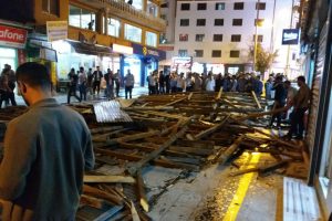 Fırtına d&uuml;kkanların &ccedil;atısını u&ccedil;urdu