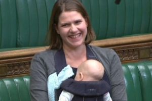 İngiltere'de ilk kez bir milletvekili parlamento oturumuna bebeğiyle katıldı