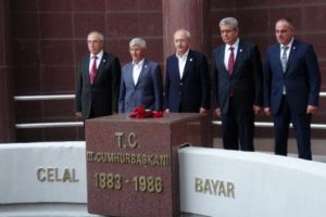 Kılıçdaroğlu, Bursa'da Celal Bayar'ın kabrini ziyaret etti