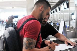 Negredo imzayı attı