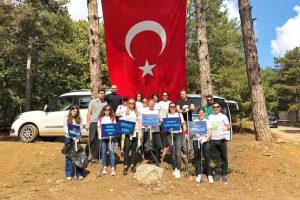 Bursa &Ccedil;evre Timi D&uuml;nya Temizlik G&uuml;n&uuml;'n&uuml; unutmadı