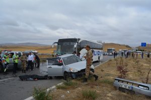Sivas'ta feci kaza: 2 &ouml;l&uuml;, 3 yaralı
