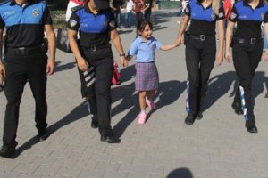 Minik Zeynep polis eskortuyla okula g&ouml;t&uuml;r&uuml;ld&uuml;