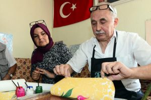 K&ouml;yl&uuml; kadınlara ebru yapmayı &ouml;ğretiyor