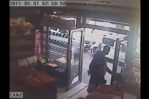 Bursa'da i&ccedil;inde 11 bin lira olan &ccedil;antayı 35 saniyede &ccedil;aldı
