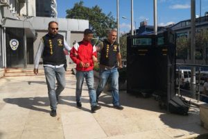 Bursa'da kendisine &ccedil;arpıp ka&ccedil;an s&uuml;r&uuml;c&uuml;ye kızdı, 4 aracı kundakladı