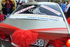 Balıkesir'de gelin arabasının arkasındaki yazı g&uuml;l&uuml;msetti