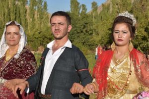 3 g&uuml;n s&uuml;ren d&uuml;ğ&uuml;nde damada 230 bin lira, geline ise 1 kilo altın takıldı