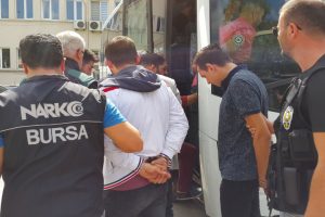 Bursa'da okuldaki &ouml;ğrencilere satacakları haplarla yakalandılar