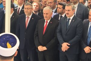 Binali Yıldırım yengesinin cenaze t&ouml;renine katıldı