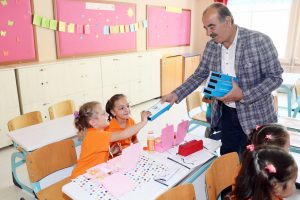 Bursa'da &ouml;ğrencilere ilk hediyeleri Başkan T&uuml;rkyılmaz'dan