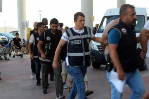 Yunanistan'a ka&ccedil;maya &ccedil;alışan FET&Ouml;'c&uuml;ler yakayı ele verdi!