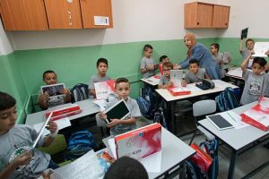 TİKA'dan Kud&uuml;s'teki Filistinli &ouml;ğrencilere tablet dağıttı